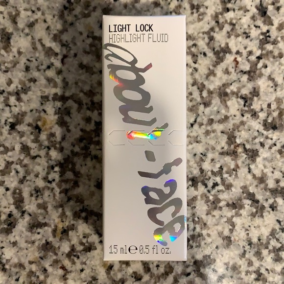 About - Face Liquid Highlighter - Picture 1 of 4